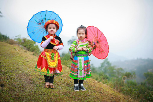 Loạt ảnh bé gái Hà Giang xinh xắn đón Tết trong sương mờ - 1