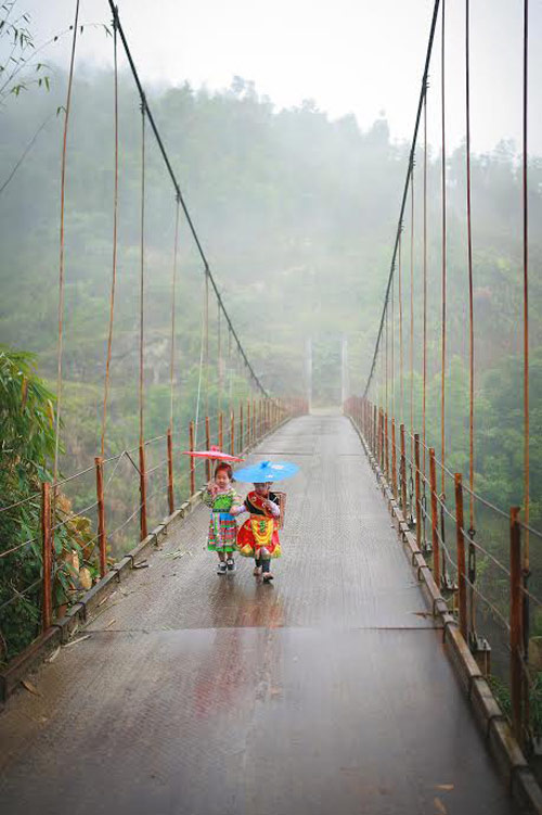 Loạt ảnh bé gái Hà Giang xinh xắn đón Tết trong sương mờ - 11