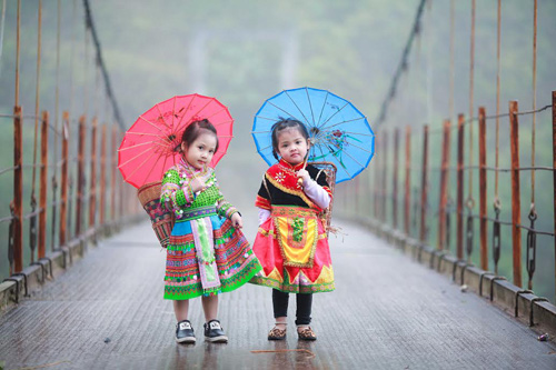 Loạt ảnh bé gái Hà Giang xinh xắn đón Tết trong sương mờ - 12