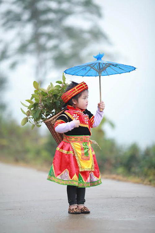 Loạt ảnh bé gái Hà Giang xinh xắn đón Tết trong sương mờ - 6