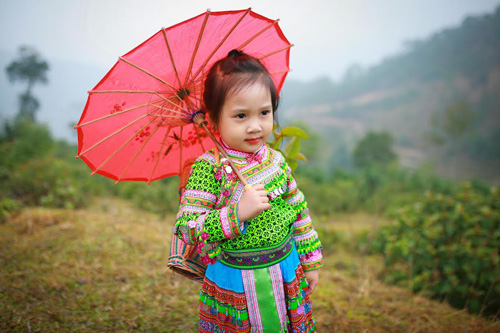 Loạt ảnh bé gái Hà Giang xinh xắn đón Tết trong sương mờ - 4