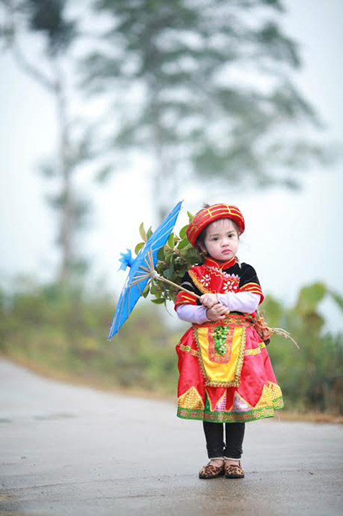 Loạt ảnh bé gái Hà Giang xinh xắn đón Tết trong sương mờ - 3