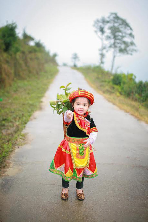 Loạt ảnh bé gái Hà Giang xinh xắn đón Tết trong sương mờ - 7