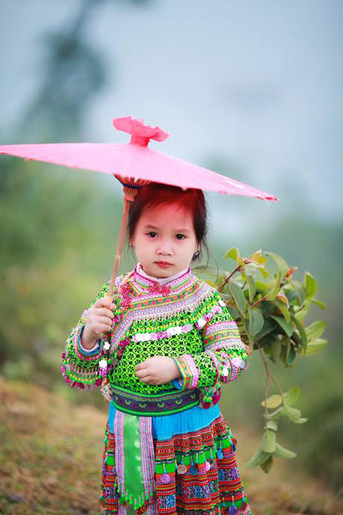 Loạt ảnh bé gái Hà Giang xinh xắn đón Tết trong sương mờ - 8