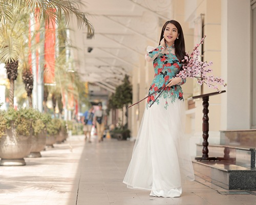 Dàn mỹ nhân Vbiz quot;đua nhauquot; diện áo dài rực rỡ đón Tết - 2