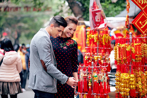 Hồng Quế khoe Tết Hà Nội với bạn nhảy ngoại quốc - 2