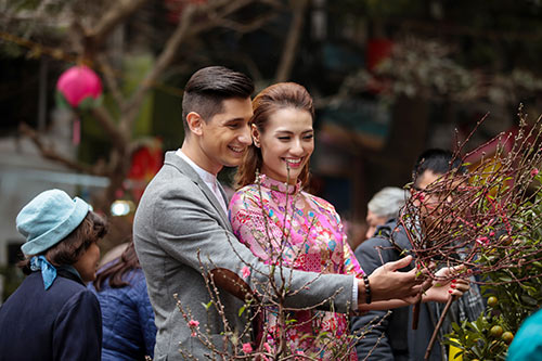 Hồng Quế khoe Tết Hà Nội với bạn nhảy ngoại quốc - 7