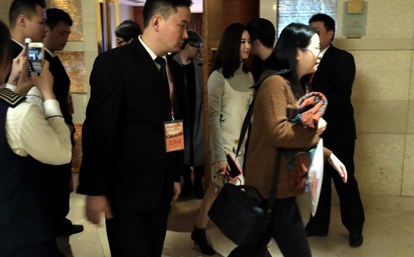 Lưu Thi Thi lộ diện sau buổi chụp ảnh cưới - 2