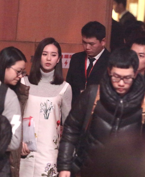 Lưu Thi Thi lộ diện sau buổi chụp ảnh cưới - 3