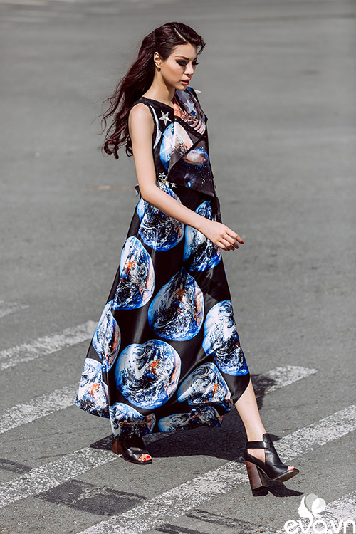 Siêu mẫu Khả Trang khoe dáng trong nắng xuân Sài Gòn - 10