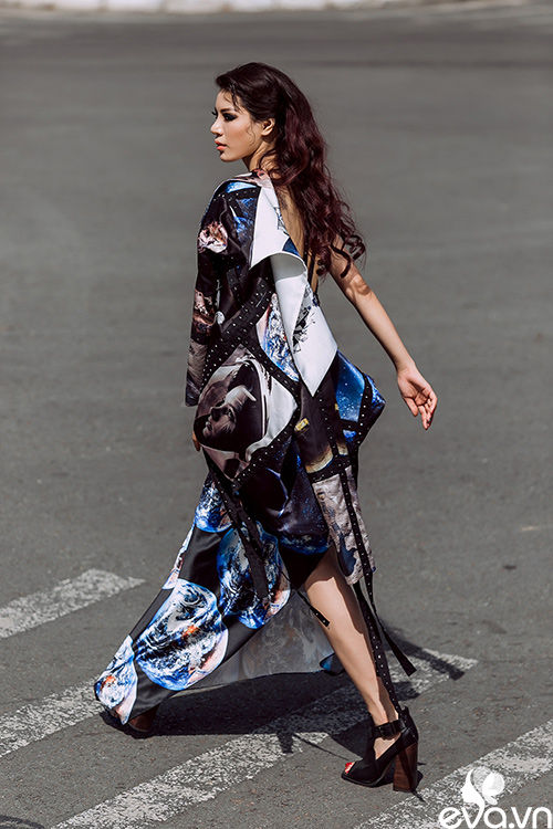 Siêu mẫu Khả Trang khoe dáng trong nắng xuân Sài Gòn - 11