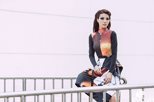 Siêu mẫu Khả Trang khoe dáng trong nắng xuân Sài Gòn - 12
