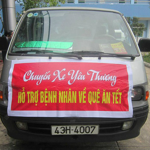 Cảm động chuyến xe chở bệnh nhân nghèo về quê ăn Tết - 1