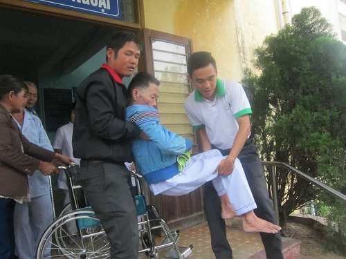 Cảm động chuyến xe chở bệnh nhân nghèo về quê ăn Tết - 2