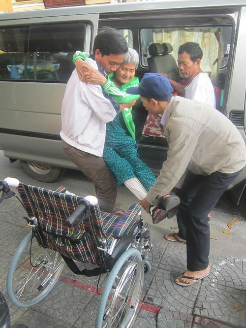 Cảm động chuyến xe chở bệnh nhân nghèo về quê ăn Tết - 6