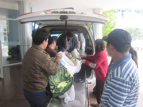 Cảm động chuyến xe chở bệnh nhân nghèo về quê ăn Tết - 4
