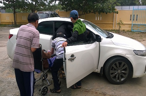 Cảm động chuyến xe chở bệnh nhân nghèo về quê ăn Tết - 10
