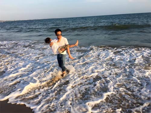 Cường Đôla đùa nghịch cùng Subeo trên bãi biển - 1