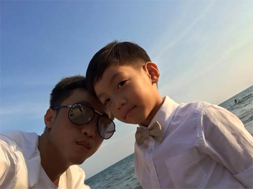 Cường Đôla đùa nghịch cùng Subeo trên bãi biển - 2