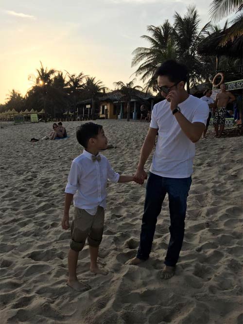 Cường Đôla đùa nghịch cùng Subeo trên bãi biển - 3