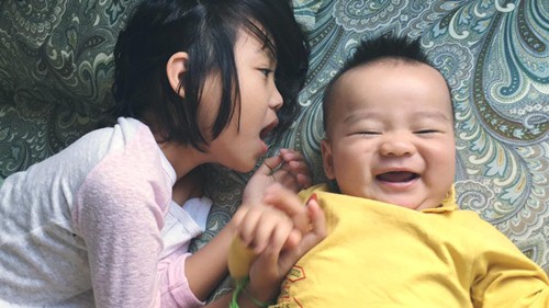 Cường Đôla đùa nghịch cùng Subeo trên bãi biển - 11