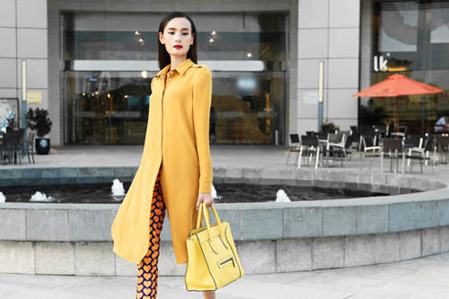 Lê Thúy lãng mạn dạo chơi một mình trên phố - 11