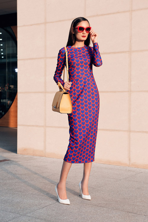 Lê Thúy lãng mạn dạo chơi một mình trên phố - 5