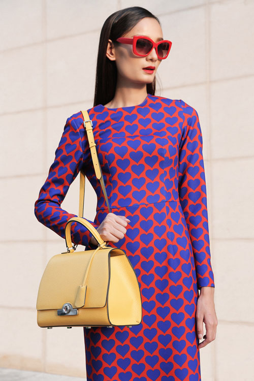 Lê Thúy lãng mạn dạo chơi một mình trên phố - 4