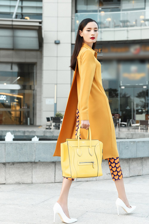 Lê Thúy lãng mạn dạo chơi một mình trên phố - 12