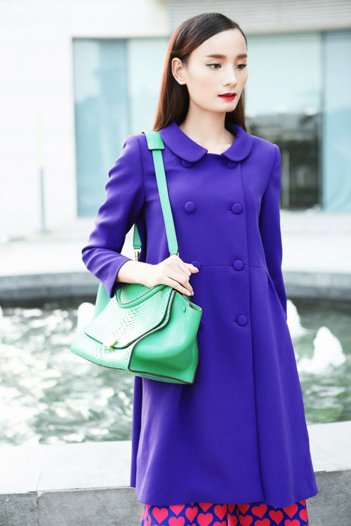 Lê Thúy lãng mạn dạo chơi một mình trên phố - 10