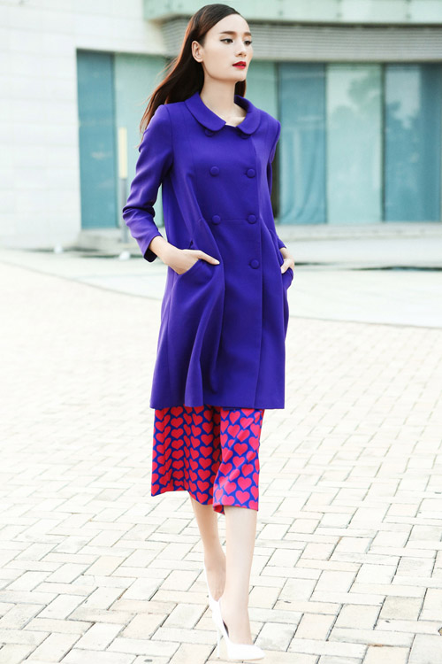 Lê Thúy lãng mạn dạo chơi một mình trên phố - 2