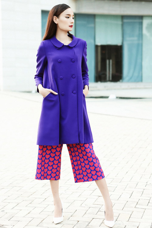 Lê Thúy lãng mạn dạo chơi một mình trên phố - 1