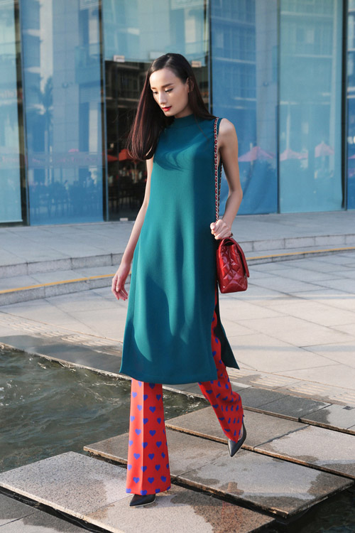 Lê Thúy lãng mạn dạo chơi một mình trên phố - 9