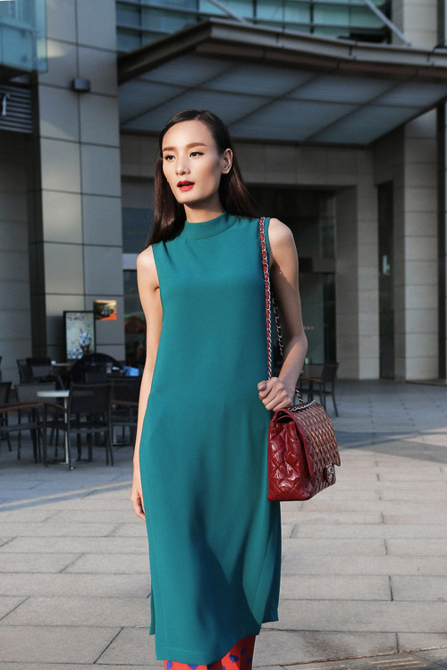 Lê Thúy lãng mạn dạo chơi một mình trên phố - 8