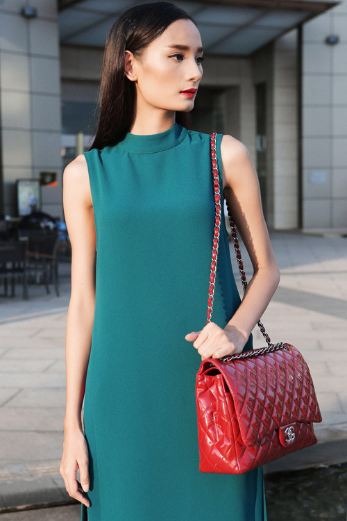 Lê Thúy lãng mạn dạo chơi một mình trên phố - 7