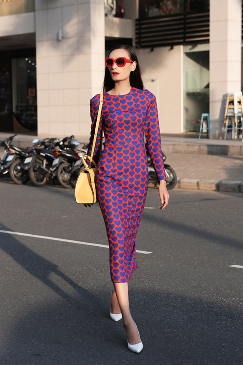 Lê Thúy lãng mạn dạo chơi một mình trên phố - 6