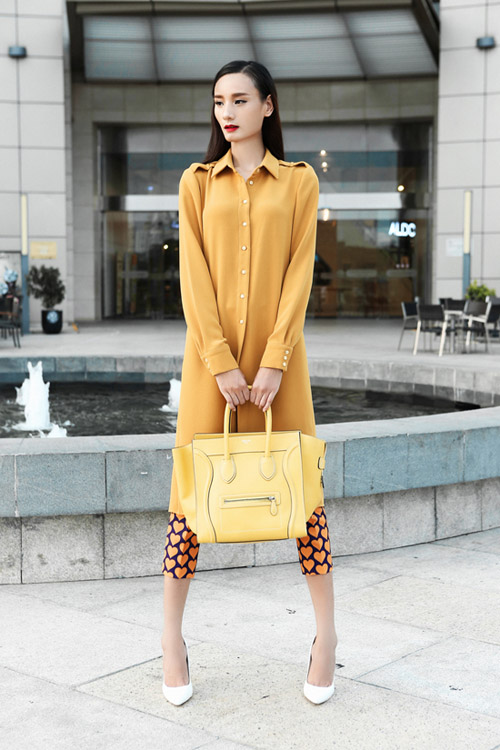 Lê Thúy lãng mạn dạo chơi một mình trên phố - 3