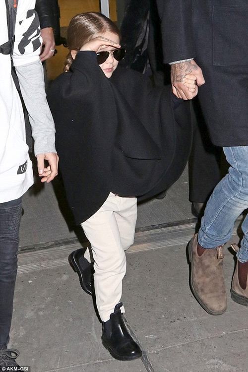 Harper quot;siêu kutequot; tới xem show trình diễn của mẹ Vic - 6