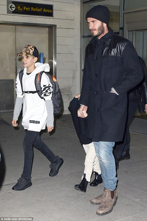 Harper quot;siêu kutequot; tới xem show trình diễn của mẹ Vic - 9