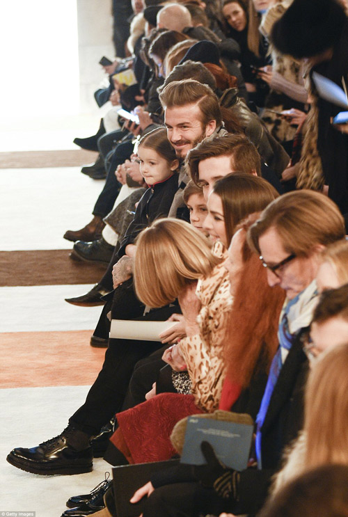 Harper quot;siêu kutequot; tới xem show trình diễn của mẹ Vic - 5