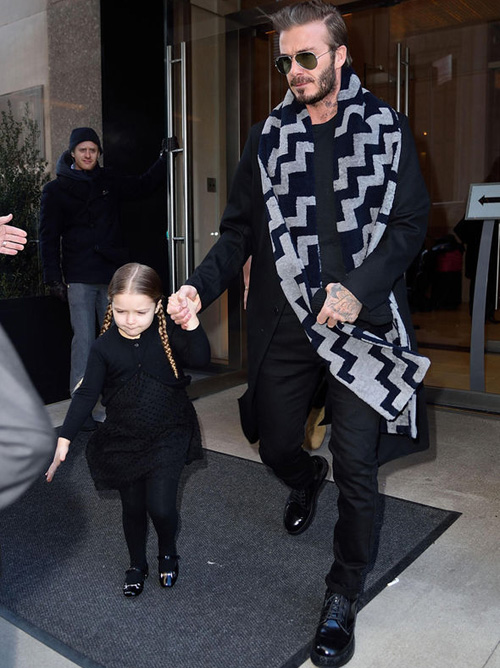 Victoria bất ngờ đi giày thể thao tại show diễn - 1