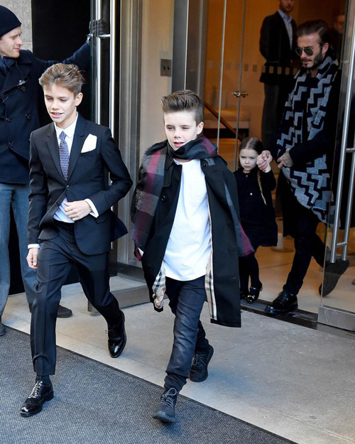 Victoria bất ngờ đi giày thể thao tại show diễn - 2