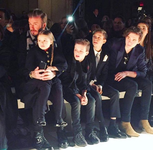 Victoria bất ngờ đi giày thể thao tại show diễn - 3