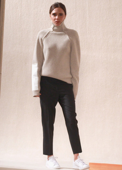 Victoria bất ngờ đi giày thể thao tại show diễn - 5