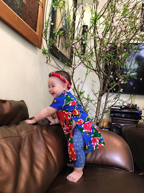 Con gái Trang Nhung 10 tháng tuổi diện áo dài đáng yêu - 3