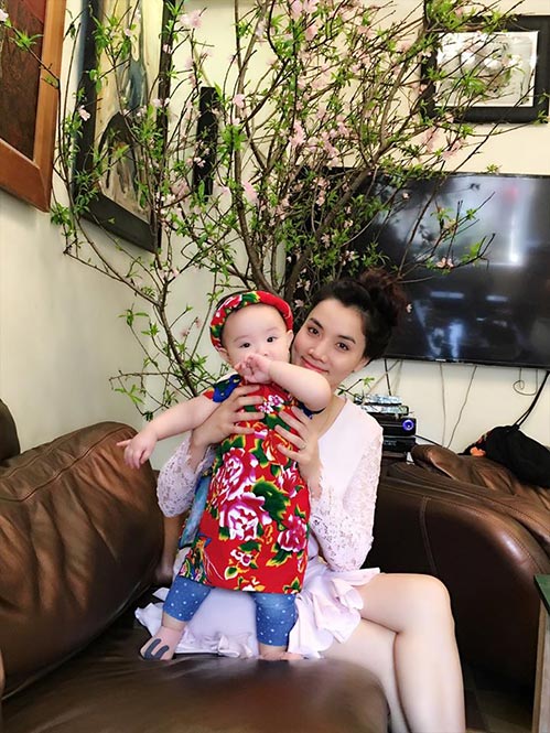 Con gái Trang Nhung 10 tháng tuổi diện áo dài đáng yêu - 1