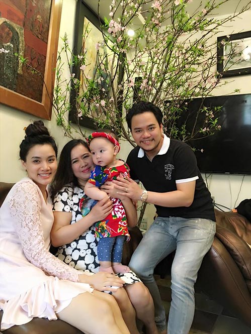 Con gái Trang Nhung 10 tháng tuổi diện áo dài đáng yêu - 7