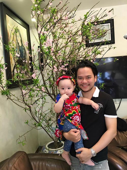 Con gái Trang Nhung 10 tháng tuổi diện áo dài đáng yêu - 5