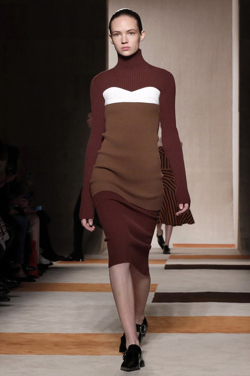 Victoria bất ngờ đi giày thể thao tại show diễn - 11