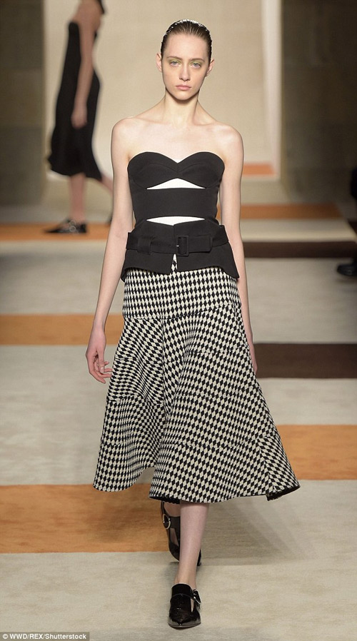 Victoria bất ngờ đi giày thể thao tại show diễn - 14